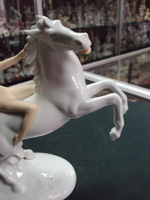 Фигура фарфор Германия Валлендорф обнаженная девушка на лошади на коне ню З аукціону