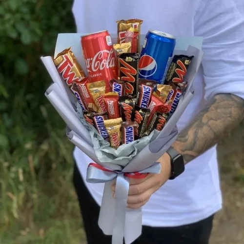 Букет з цукерок Snickers, Mars, Twix і напоїв CocaCola, Pepsi оригінальний подарунок Ціна