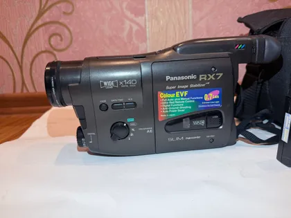фото, Вінтажна Відеокамера Panasonic NV-RX7EE RX7 VHS-C Palmcorder Slim (1992 р.)