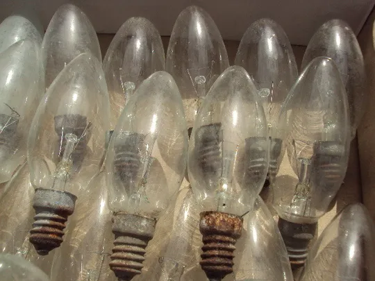 Лампочки форма коническая или свечка длина 9,5 см лот 32 шт ржавый цоколь №15913 Торговий майданчик