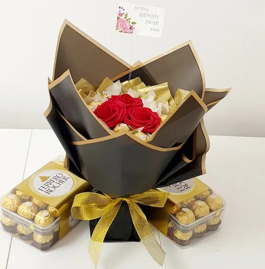 Купити Букет з цукерок Ferrero Rosher Ферреро (16 шт.) і живих троянд (3 шт.) подарунок коричневий