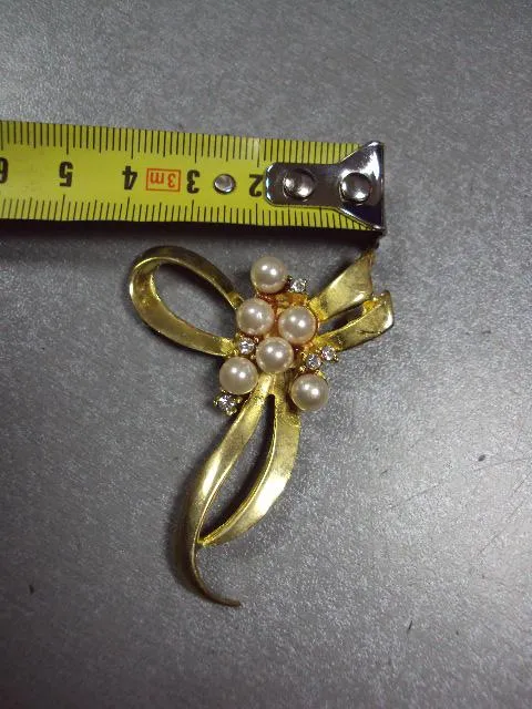 Бижутерия брошка с бусинами брошь бантик размер 5,5 х 4 см (мягкий металл, нет заколки) №13372 Інтернет-аукціон