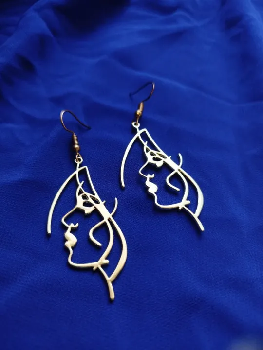 Золотисті сережки-біжутерія «Абстрактне обличчя» Ціна