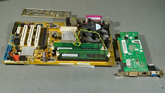 Купити материнская плата LGA775 ASUS P5KPL + процессор Quad Q8200 + 4Gb DDR2 + видеокарта GF 8600