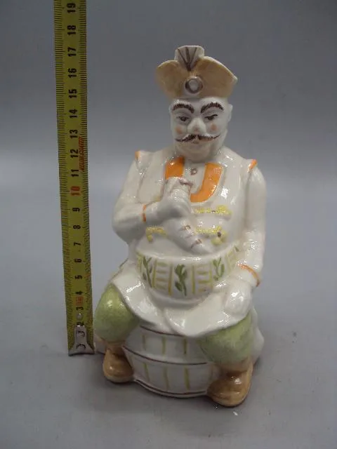 Штоф фарфор фигура бурят сидит на бочке с рогом высота 17 см №14208 З аукціону