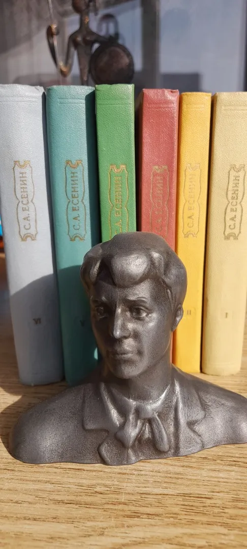 Сборник стихов Есенина с бюстом Ціна