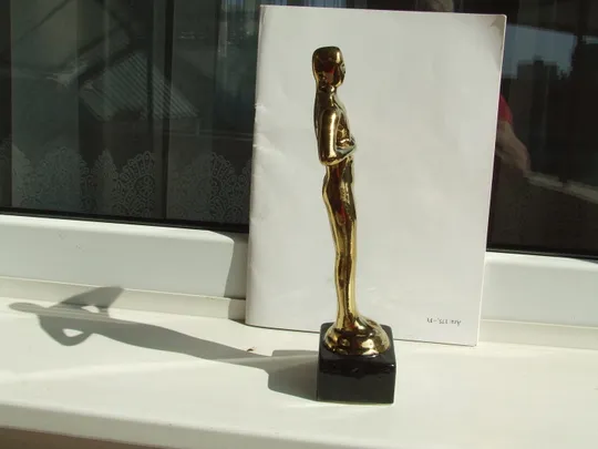 Керамика статуэтка Оскар в позолоте раз. 26 х 9 см. 2010 . гг. Характеристики