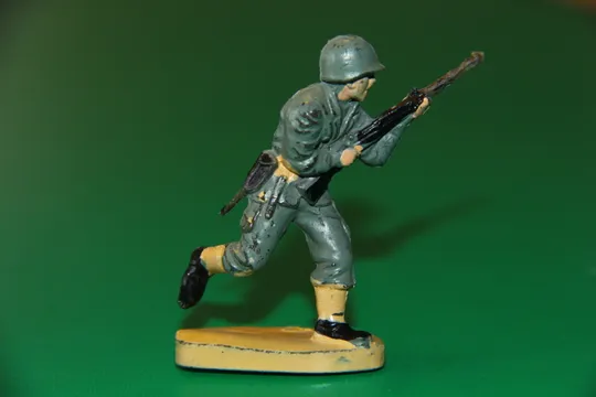 ПІХОТИНЕЦЬ ЩО БІЖИТЬ З КАРАБІНОМ АМЕРИКАНЕЦЬ солдат польша  ПОЛЬЩА  54мм РІДКІСНА ФІГУРКА Ціна