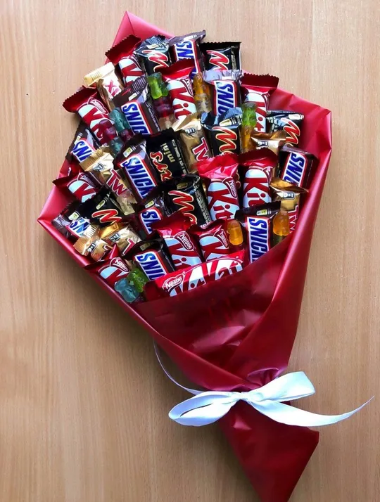 Букет з шоколадок Snickers, Твікс, Марс, КітКат солодкий подарунок в руку червоний Ціна
