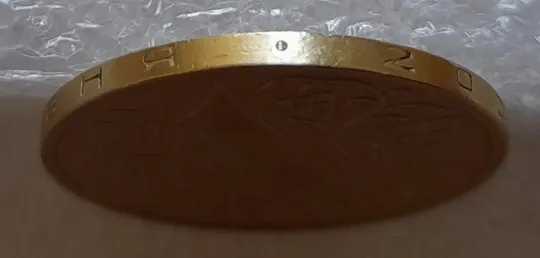 Купити (3684) 1 гривня 2001 1АД3 брак "око змії" на гурті (2 тип), викрошка (1 гривна 2001)