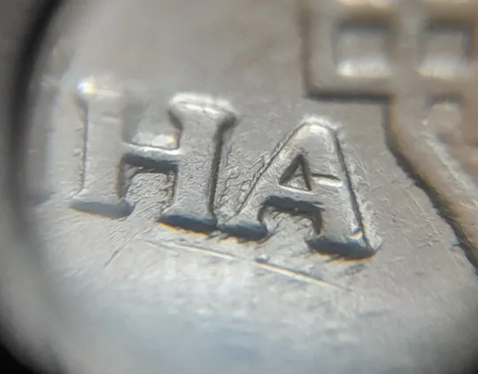 (6924) 1 гривня 2011 &quot;крокодил&quot; на аверсі, викрошки, напливи металу, &quot;клякси&quot; (1 гривна 2011 брак) Продаж