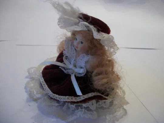 Кукла в платье . Высота 6-см . Внизу 10-см , очень красиво смотрится. Де купити