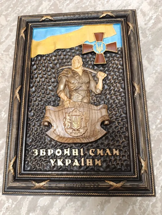 Сувенірний подарунковий набір “ЗСУ” з декоративною пляшкою та металевими чарками (ручна робота) Ціна