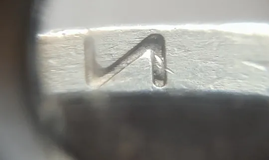 (6839) 1 гривня 2003 різновид викрошки в букві "И" слова "ГРИВНЯ" на гурті (1 гривна 2003 брак) Ціна