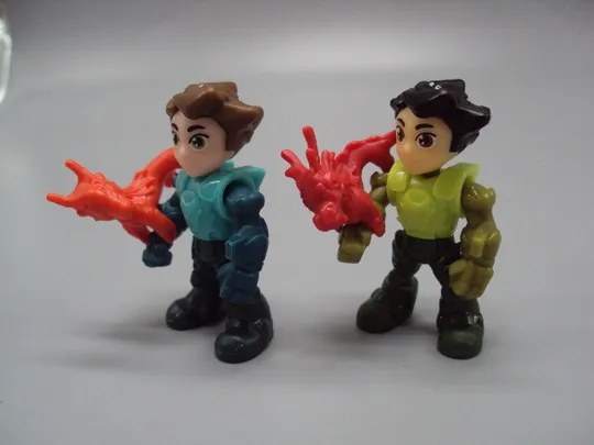 Фигурка киндер сюрприз VQ187 Ferrero парень и дракон на руке лот 2 шт №18618л Недорого