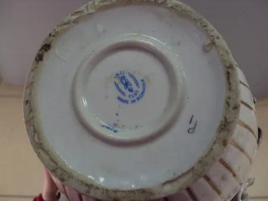 Фигура фарфор статуэка Румыния ваза с цветами розами высота 22 см №12977 Інтернет-аукціон