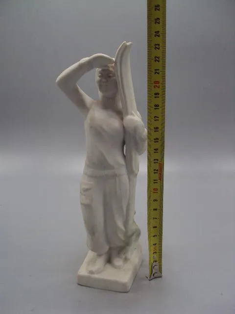 Купити Фигура фарфор статуэтка Барановка лыжница спорт девушка с лыжами высота 23,5 см №14096