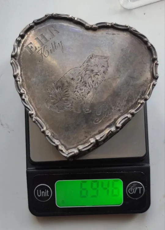 1908 год серебряная коробочка в форме сердца с гравировкой кошечки, и клеймами, Англия-Франция tk285 Продаж