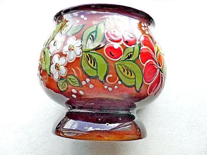 фото, Керамічна кружка Хохлома, украшена орнаментом.