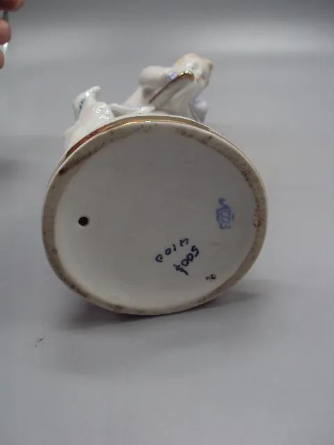 Фигура фарфор статуэтка ЛФЗ фигуристка девочка завязывает коньки высота 22 см №14512 Характеристики