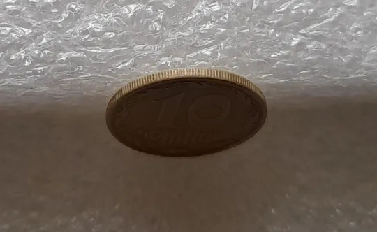 (3653) 10 копійок 2009 розкол від канту через 1 гроно до "0" номіналу (10 копеек 2009 брак) Недорого