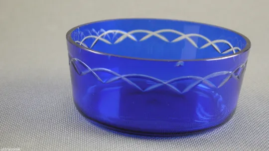 Цукерниця ваза кольорове кобальтове синє радянське скло та мельхіор Вживане На торгах