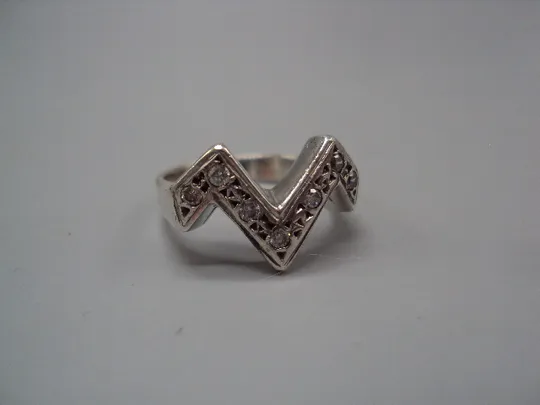 Женское кольцо M или W белые вставки серебро 925 проба вес 4,66 г 18 размер №15582 Продаж