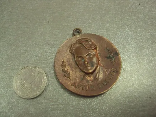 знак медаль влксм fdj германия гдр артур бекер  №14411 Ціна