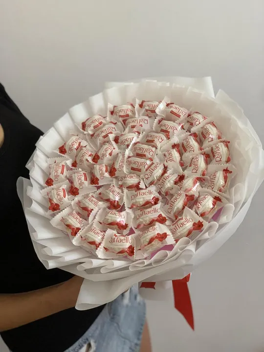 Букет з цукерок Рафаелло Raffaello (41 шт.) в руку білий Ціна