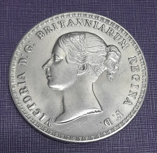Купити 5 фунтів 1839 року &quot;Королева Великобританії&quot;. Копія.