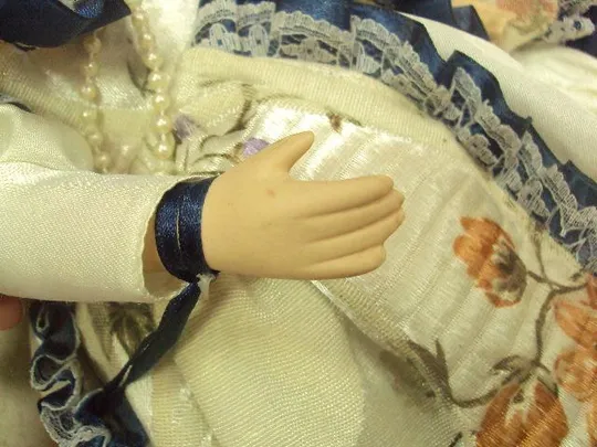 Фарфоровая кукла девочка с сумкой №465п З аукціону