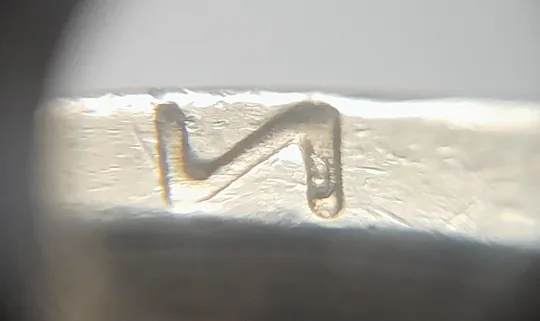 (8237) 1 гривня 2005 викрошка в букві "И" слова "ГРИВНЯ" на гурті (1 гривна 2005 брак викрошка) Ціна