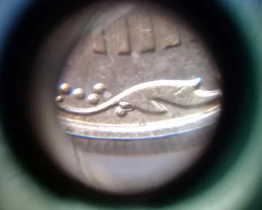 Купити (323) 10 копійок 2013 викрошка на вінку між 4 та 5 гронами - 2 монети одним лотом (10 копеек 2013 брак)