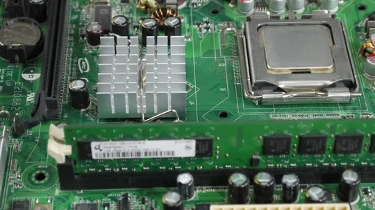 Материнская плата Intel D102GGC2 ATI XPRESS 200 PCI-E + Pentium D 945 HT 3.40GHz/4M/800 + 1Gb DDR2 Недорого