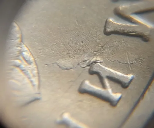 (5157) 1 гривня 2004 розшарування металу (расслоение) на реверсі (1 гривна 2004 брак) З аукціону