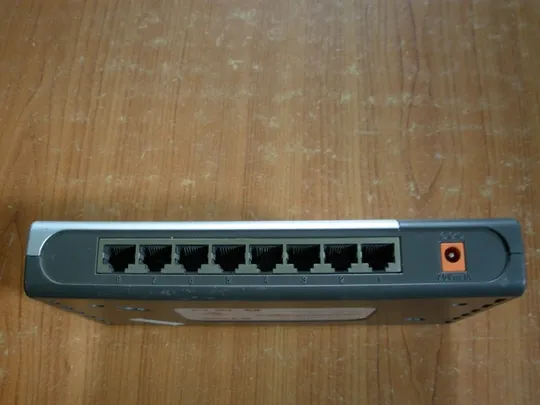 Комутатор-маршрутизатор D-link DES 1008 D Де купити