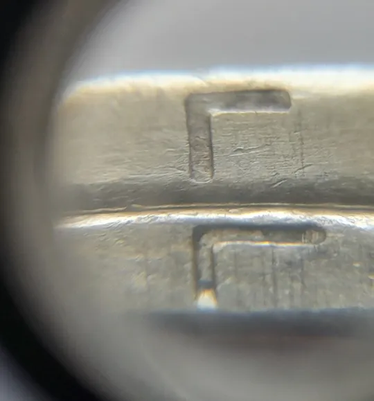 (8026) 1 гривня 2001 короткі "2" в слові "2001" та "Г" в слові "ГРИВНЯ" на гурті /1 гривна 2001 брак З аукціону