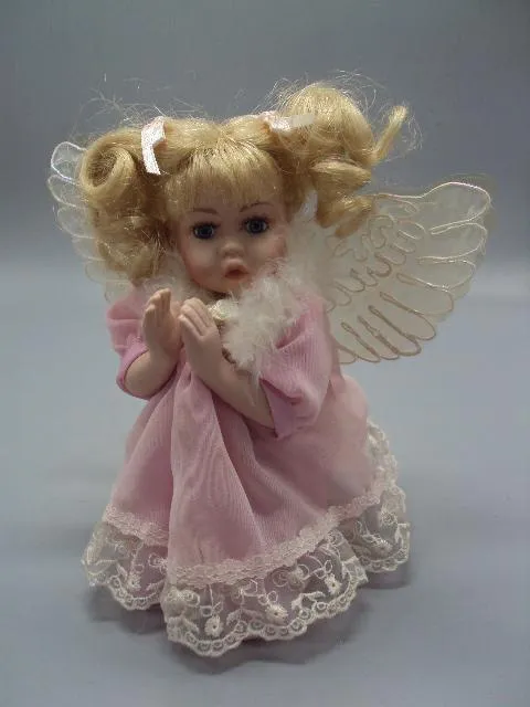 Фарфоровая кукла ангелочек девочка ангел молится на коленях Remeco Collection высота 18 см №13939 Ціна