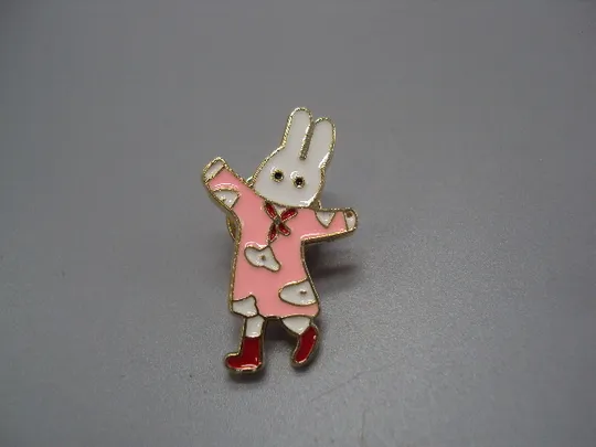 Значок пін білий кролик зайчик в сукні халаті заєць зайка знак брошка №18442 Ціна