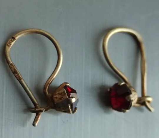 Небольшие, но очень симпатичные винтажные серебряные серьги с камешками из СССР,звезда ns332 З аукціону