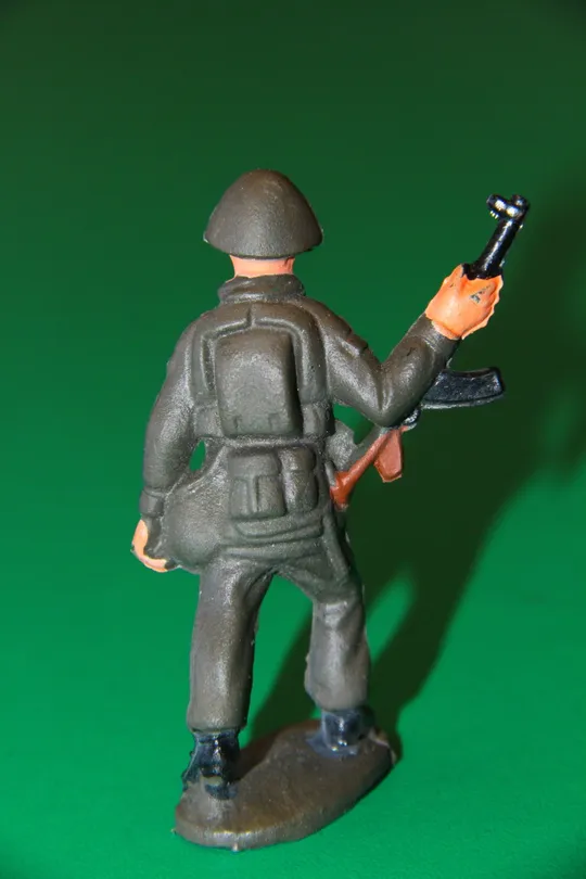 Купити СОЛДАТ АРМІЇ ГДР НДР з автоматом вгору 70-75мм