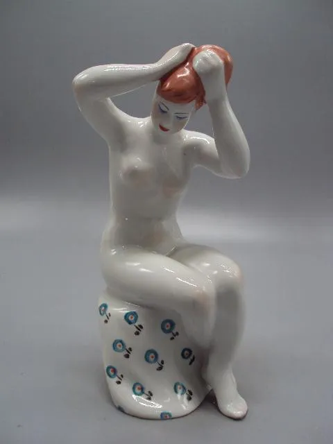 Фигура фарфор статуэтка Киев обнаженная девушка моет голову ню утро пляжница прическа 19 см №14448 Ціна