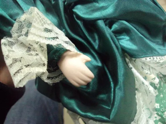 фарфоровая кукла в зеленом платье и шляпке 38 см №2939 З аукціону