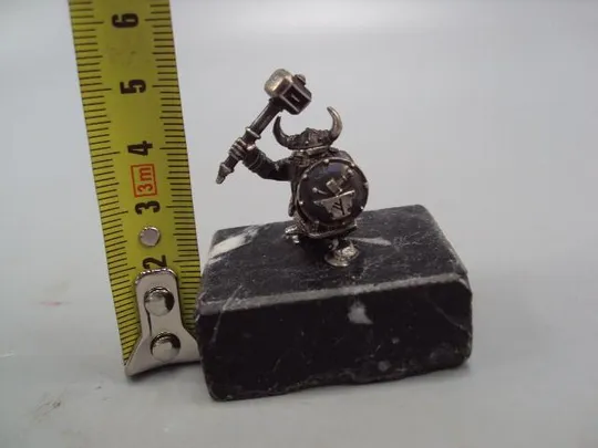 Фигура на подставке статуэтка викинг варвар варяг вес 87,43 г высота 4,9 см размер 4,4х3,2 см №14358 Інтернет-аукціон