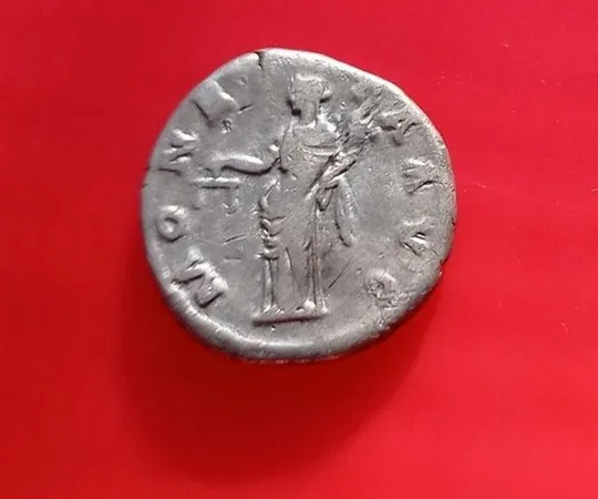 Денарий под названием МОНЕТА в честь Юноны Монеты , Рим , серебро 130 год н. э.  Адриан nr523 З аукціону
