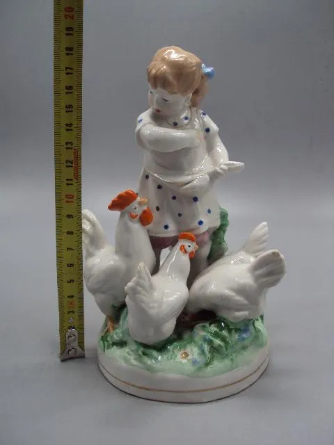 Фигура фарфор статуэтка Дулево девочка кормит кур кормящая курей птиц высота 18 см №14288 Де купити