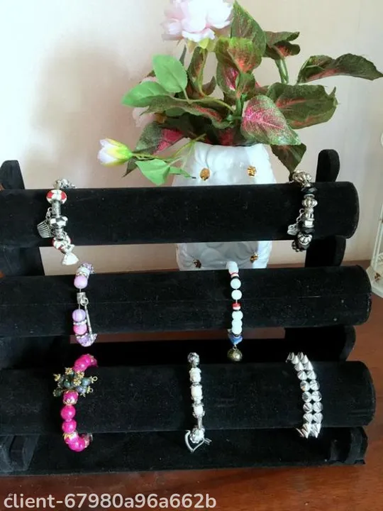 Підставка на три яруси оксамитова чорного кольору для браслетів і годинників Ціна