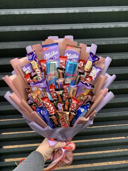фото, Чоловічий букет з шоколадок Milka, шоколадних батончиків і напою Red Bull оригінальний подарунок, фіолетовий