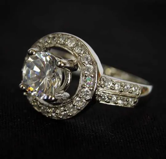 Срібна каблучка кілечко з цирконами 925 проба Austria Ціна