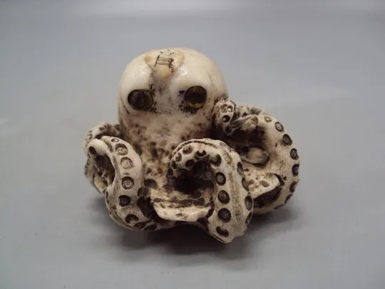 Фигура нэцкэ статуэтка кость мамонта миниатюра осьминог высота 4,2 см, вес 73,96 г №15070 Ціна